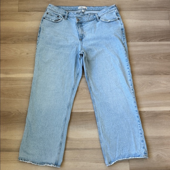 A&F - Curve Love The Baggy Low Rise Jeans - Picture 6 of 16